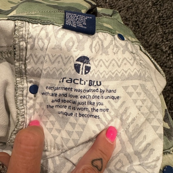 Tractr Blu High Rise Distressed Green Camo Skinny Jean Size 28 - Picture 8 of 16